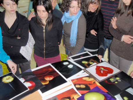 La mela nello specchio. Quando la cosa diventa parola.